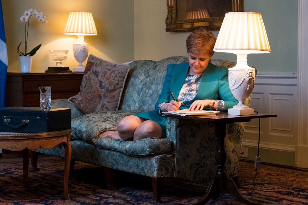 La ministra principal de Escocia, Nicola Sturgeon, trabaja en la redacción de la carta a Theresa May, en Bute House, Edimburgo.