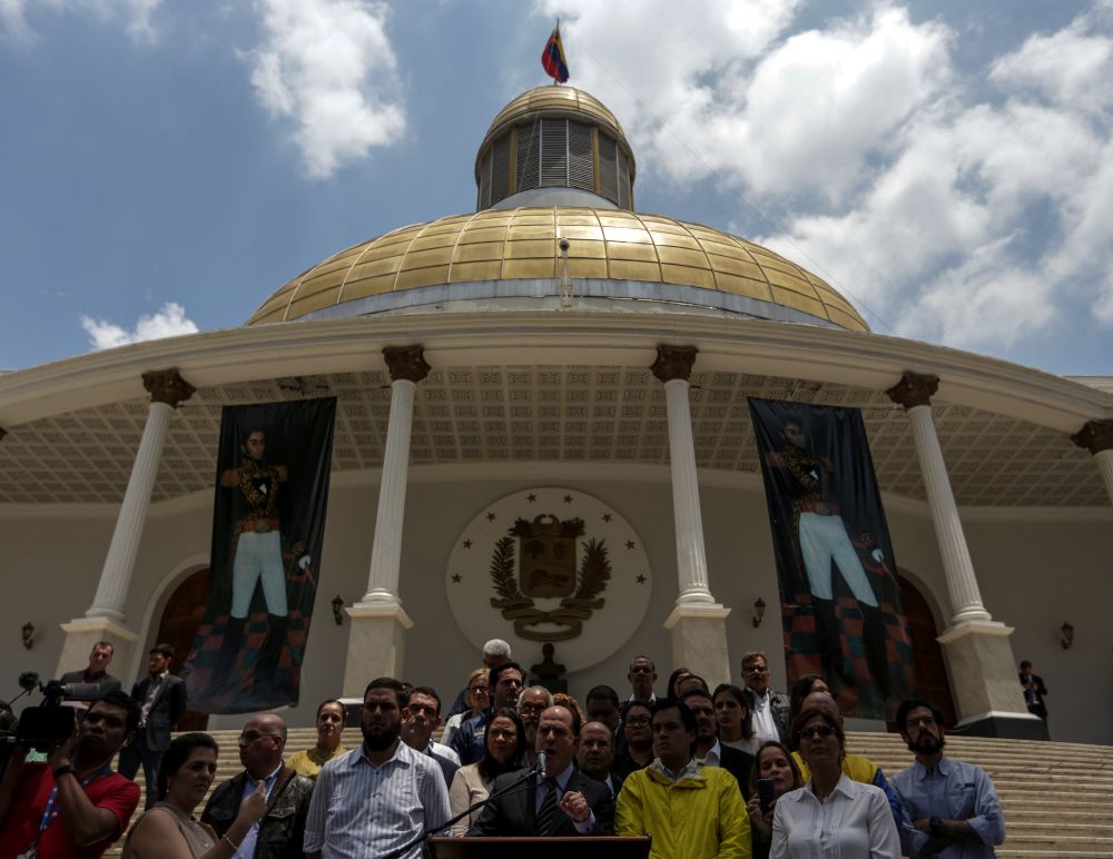 El presidente de la Asamblea Nacional de Venezuela (AN), el opositor Julio Borges (c), habla durante una rueda de prensa, desde el Palacio Legislativo el jueves 30 de marzo de 2017, en Caracas (Venezuela). 