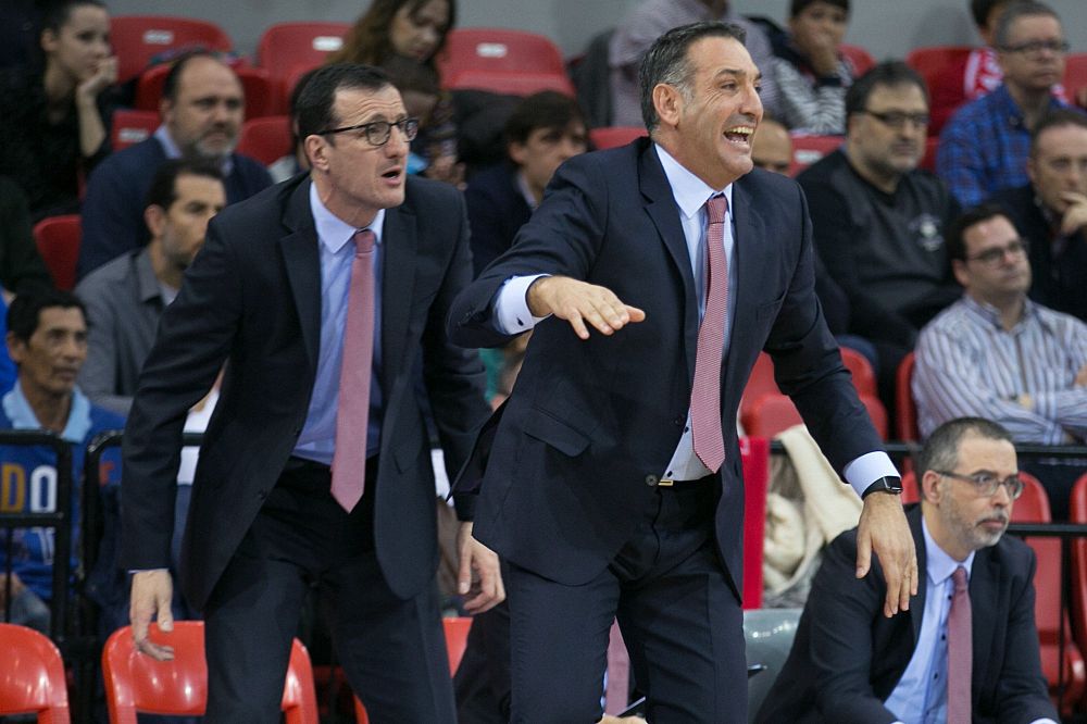 El entrenador del Tecnyconta Zaragoza, Luis Guil (d), y su segundo, Pep Cargol (i), durante el partido frente al Herbalife Gran Canaria de la 26 jornada de la Liga ACB disputado hoy en el Pabellón Príncipe Felipe de Zaragoza.