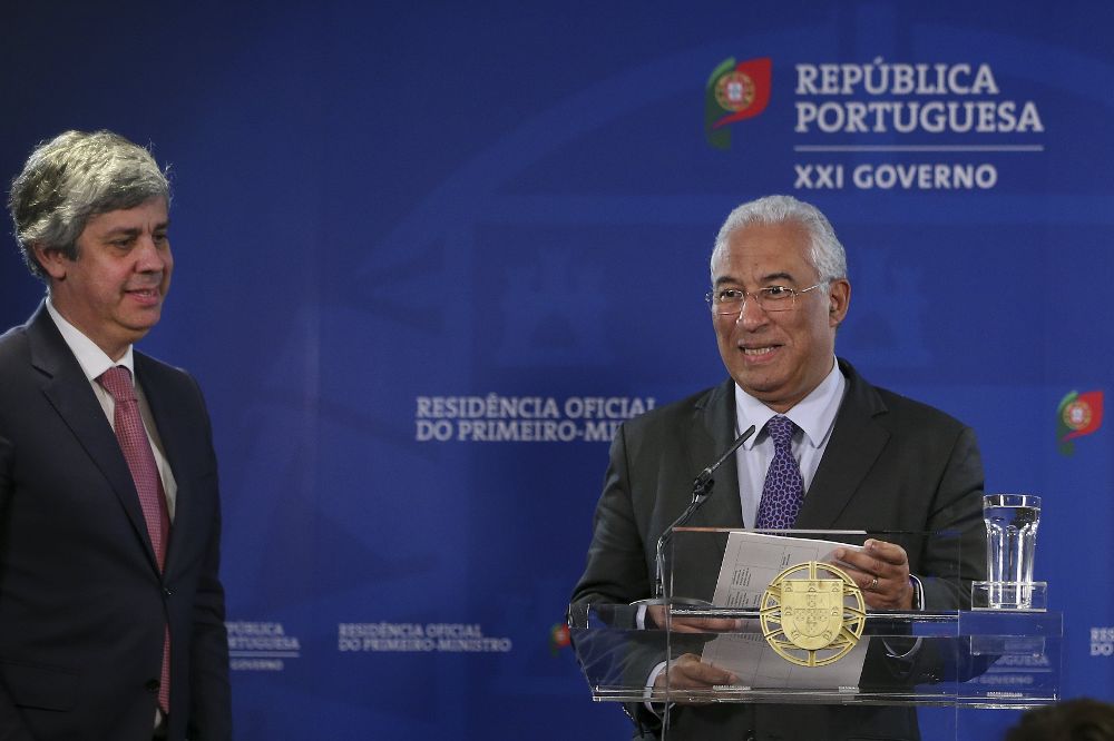 El primer ministro de Portugal, Antonio Costa (d) y su ministro de Finanzas Mario Centeno (i) durante la rueda de prensa celebrada en Lisboa, Portugal hoy 31 de marzo de 2017 para anunciar la venta del Novo Banco al fondo estadounidense Lone Star.