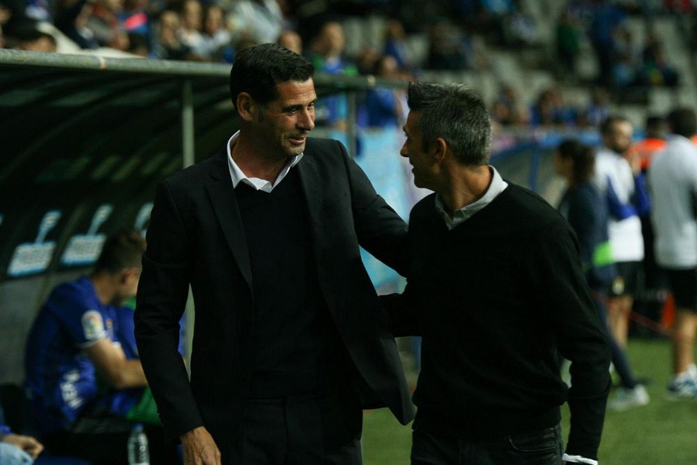 Fernando Hierro (i) saludando al entrenador de Tenerife.