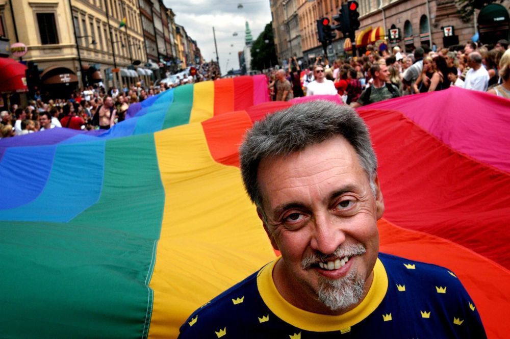 Gilbert Baker en cabeza de la Pride Parade de Estocolmo, ayudando a llevar una bandera arcoíris de 250 metros de largo en agosto de 2003.