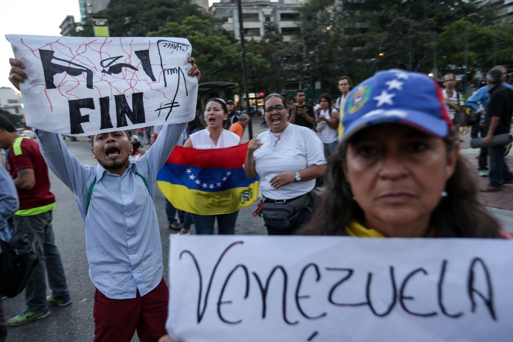 Numerosos venezolanos salieron ayer a protestar en contra del Tribunal Supremo de Justicia en Caracas y su decisión de asumir las competencias del Parlamento, controlado por la oposición.