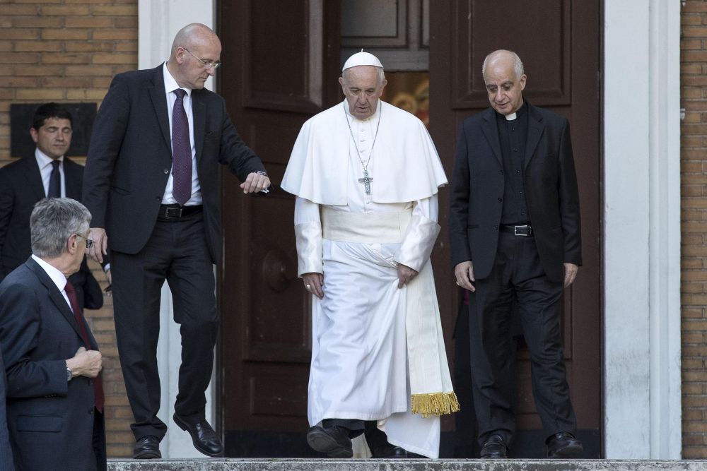Fotografía cedida por el periódico L'Osservatore Romano que muestra al papa Francisco a su salida del Centro Sant'Alessio-Margherita di Savoia en Roma.