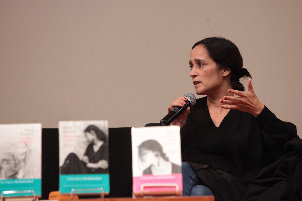 La cantante mexicana Julieta Venegas en una charla sobre la escritora conocida bajo el pseudónimo Elena Ferrante.