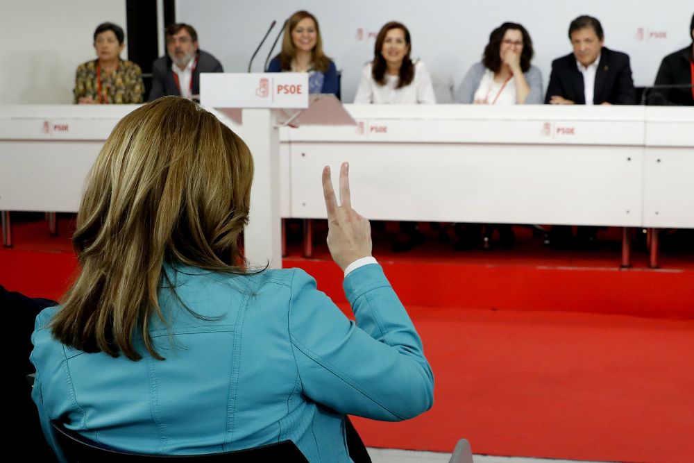 Susana Díaz (de espaldas) se dirige a los miembros de la mesa presidencial durante la reunión que el Comité Federal del PSOE celebra hoy.