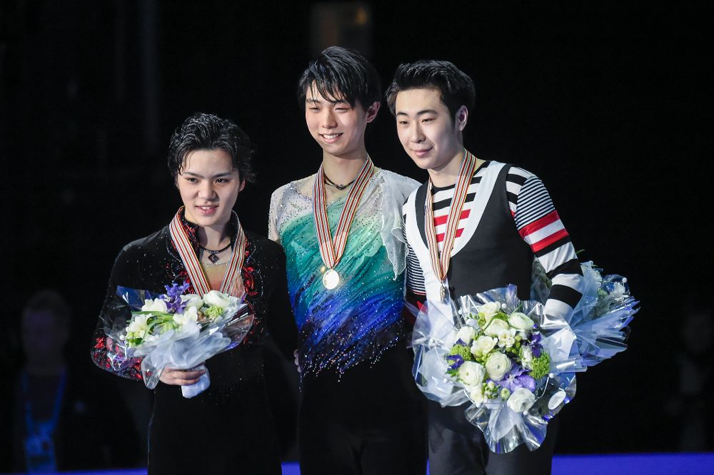 Los tres medallistas: Shoma Uno (plata, iz.) Yuzuru Hanyu (oro, c.) y el chino Boyang Jin (bronce).