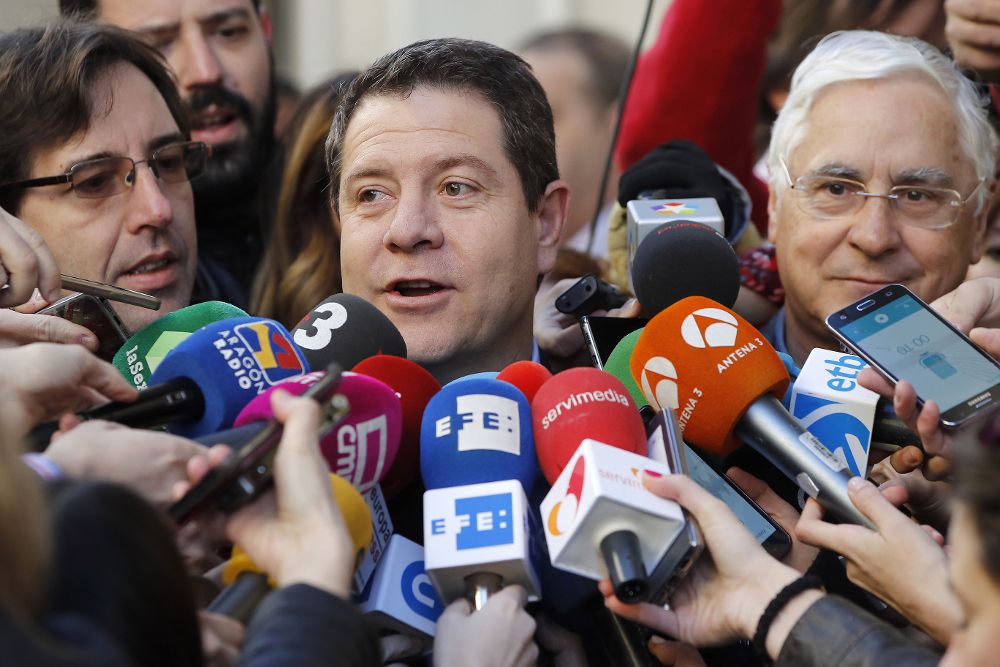 Emiliano García-Page atiende a los medios a su llegada a la reunión del Comité Federal del Partido Socialista.