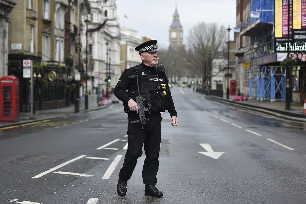 Un policía armado vigilando una calle del centro de Londres el pasado 23 de marzo, día en que se realizaron las detenciones.