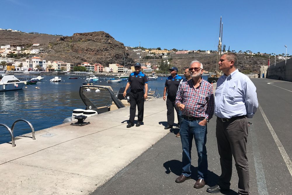 El director gerente de Puertos Canarios, Manuel Ortega (d), ha visitado los puertos de interés general ubicados en la isla.