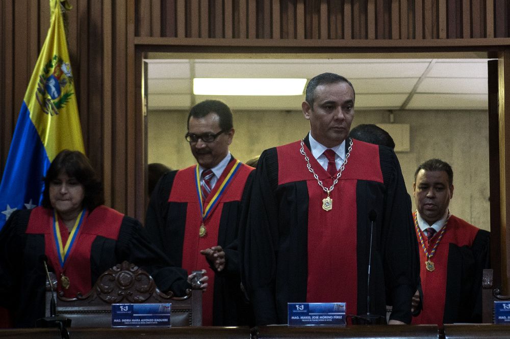 El presidente del Tribunal Supremo de Justicia de Venezuela (TSJ), el magistrado Maickel Moreno (2-d), llega a una rueda de prensa acompañado por los magistrados María Ameliach (i) y Juan Mendoza (d) hoy, sábado 1 de abril de 2017, en Caracas.