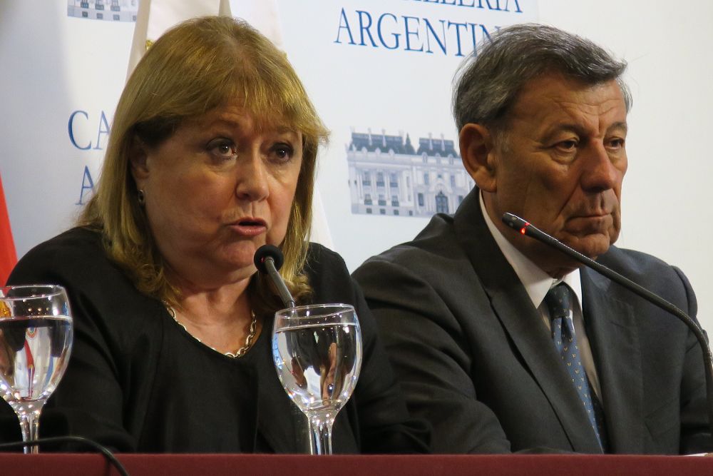 La ministra de Exteriores de Argentina, Susana Malcorra (i), y su homólogo de Uruguay, Rodolfo Nin Novoa.