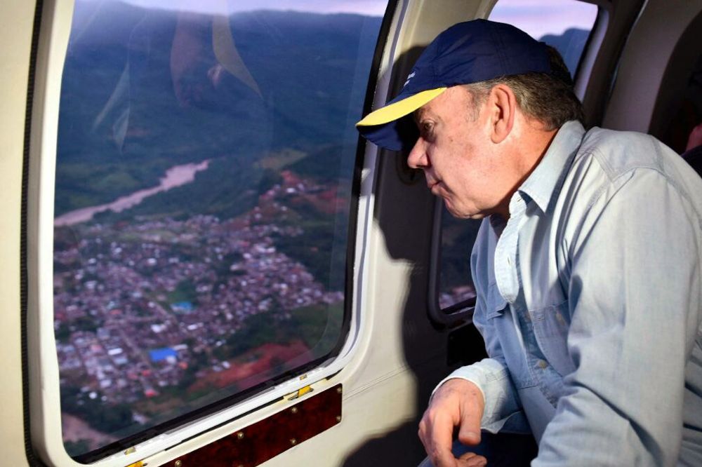 Juan Manuel Santos sobrevolando la zona.