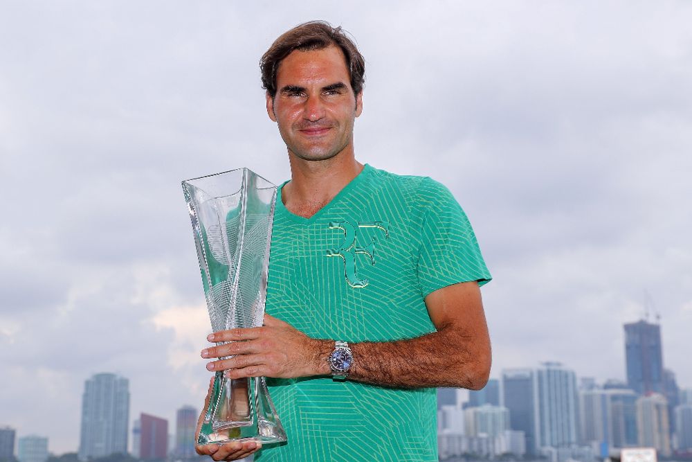 Roger Federer posa con su trofeo de ganador.