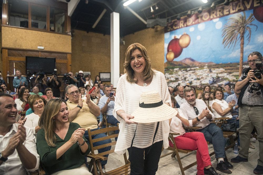 La candidata a liderar el PSOE Susana Díaz (c) recibe un sombrero típico durante el acto en el que ha presentado su proyecto político a los militantes del partido en Lanzarote.