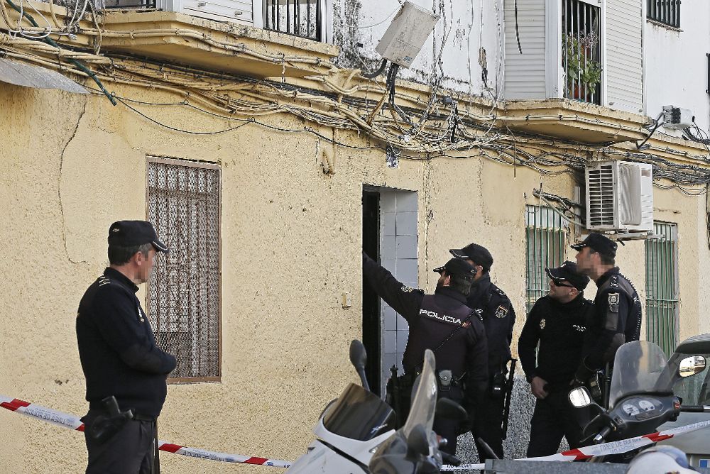 La vivienda del barrio de los Pajaritos de Sevilla, donde hoy ha sido hallada muerta una mujer.