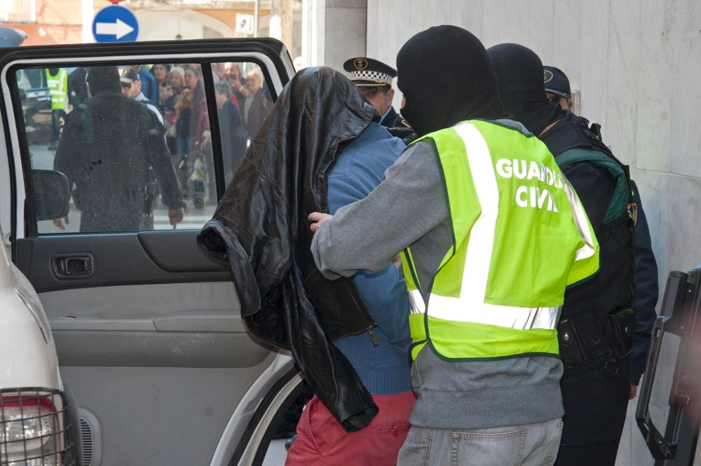 La Guardia Civil introduce en un coche al joven detenido el 15 de marzo en Santa Coloma de Farners (Girona) por financiación del grupo terrorista yihadista Dáesh.
