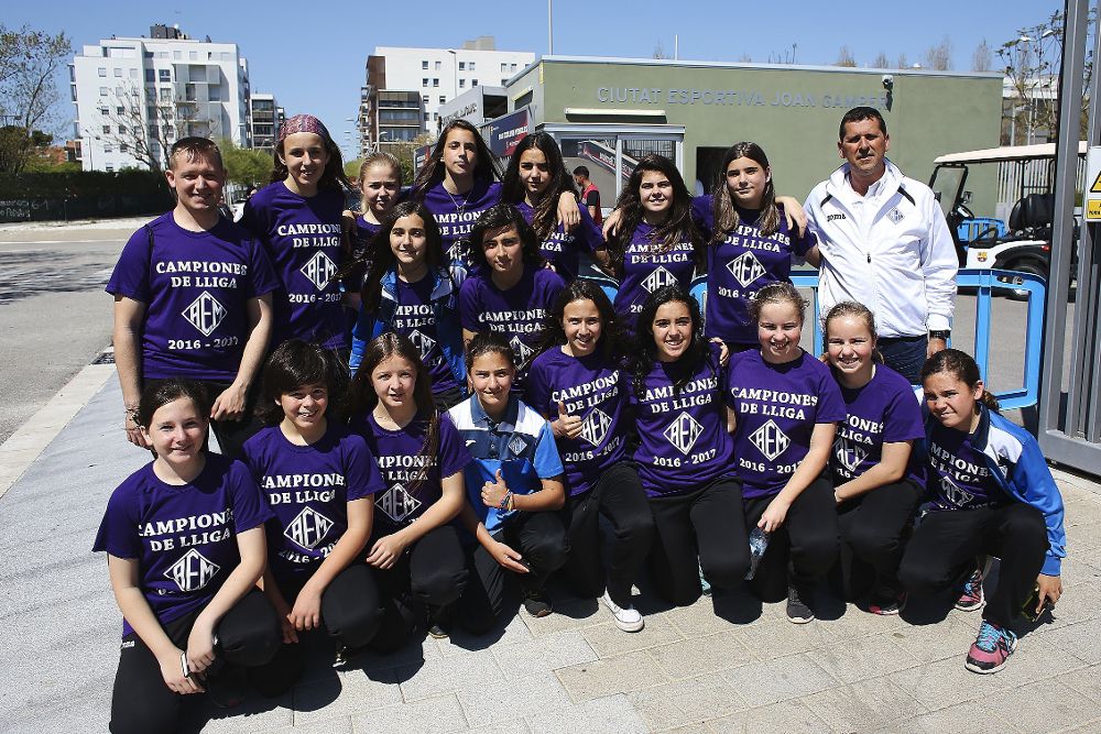 Las jugadoras del AEM Lleida, el equipo femenino que se alzó ayer con el título de la Liga de Segunda infantil masculina tras derrotar 1-2 al Pardinyes B y conquistar el campeonato a cuatro jornadas del final del mismo con 16 puntos de ventaja sobre el segundo.