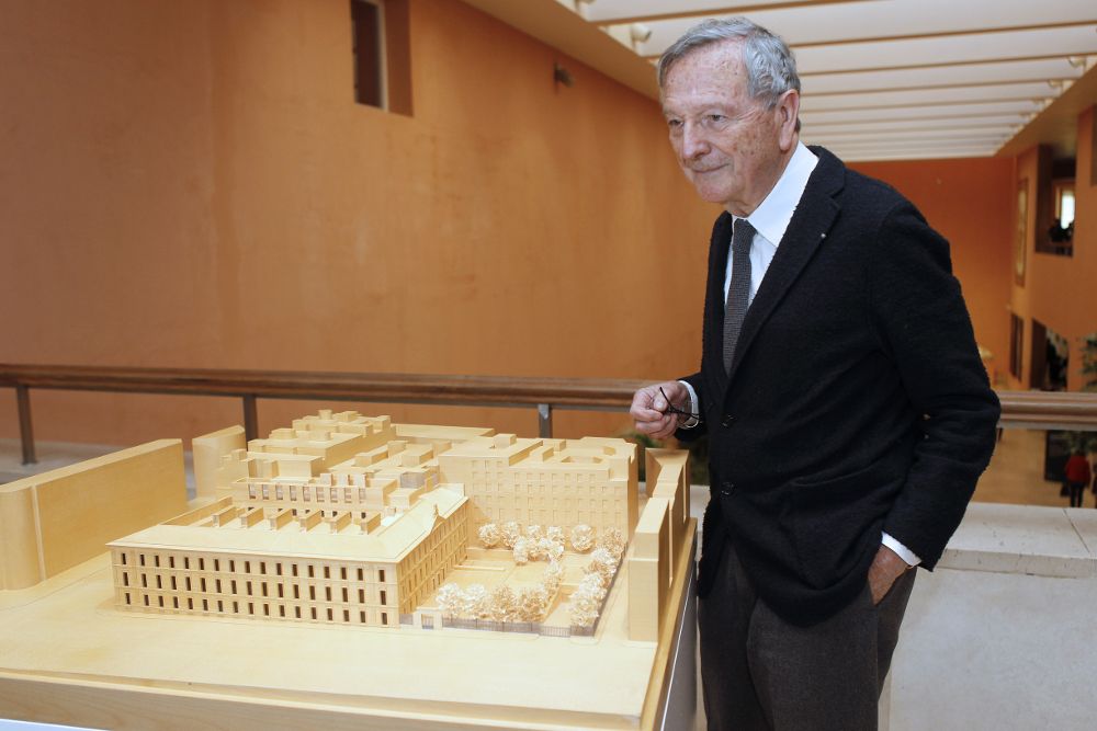 El arquitecto español Rafael Moneo junto a una maqueta del palacio de Villahermosa, hoy, en el Museo Thyssen de Madrid.