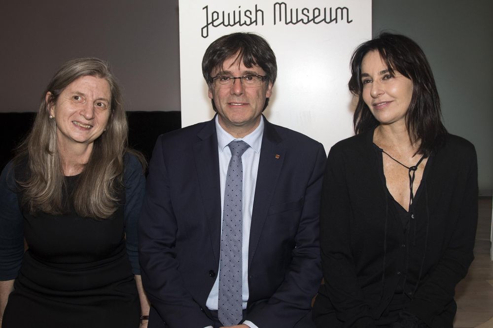 El presidente de Cataluña, Carles Puigdemont, posa con la presidenta del Museo Judío en Nueva York, Claudia Gould (d), y la comisaria Claudia Nahson.