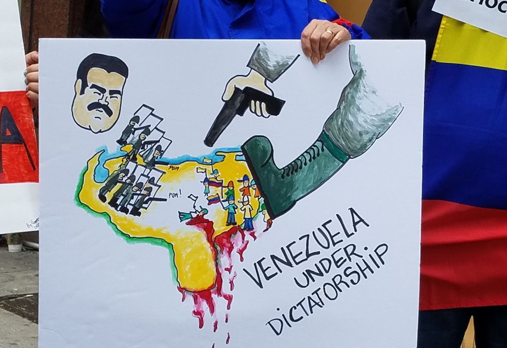 Una persona sostiene un cartel durante una manifestación de venezolanos frente al consulado de su país en Nueva York.