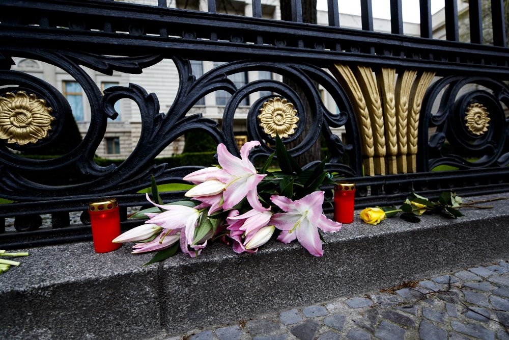 Flores y velas dejadas a las puertas de la Embajada de Rusia en Berlín (Alemania) hoy, 4 de abril de 2017.