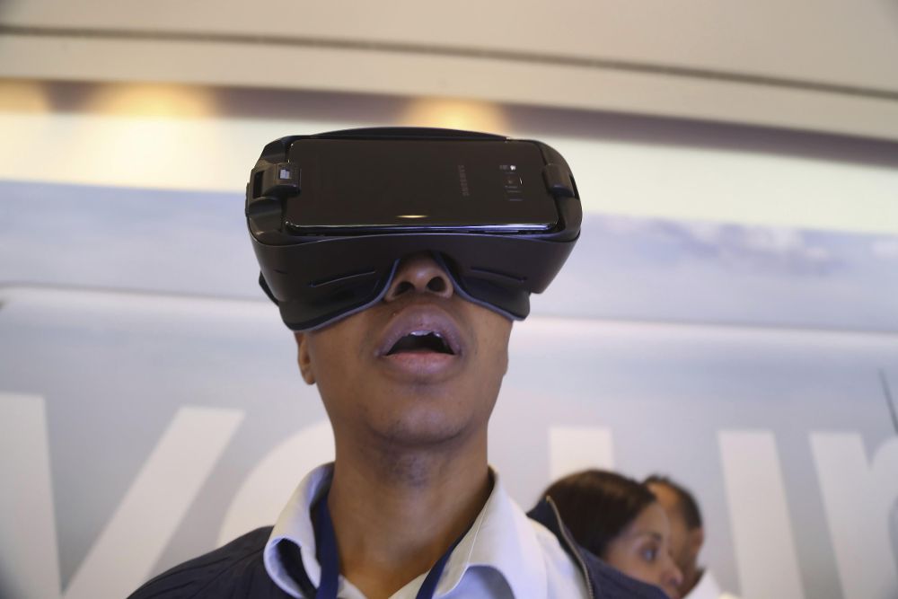 Un hombre usa unas gafas de realidad virtual durante la presentación de los Galaxy S8 y S8+.