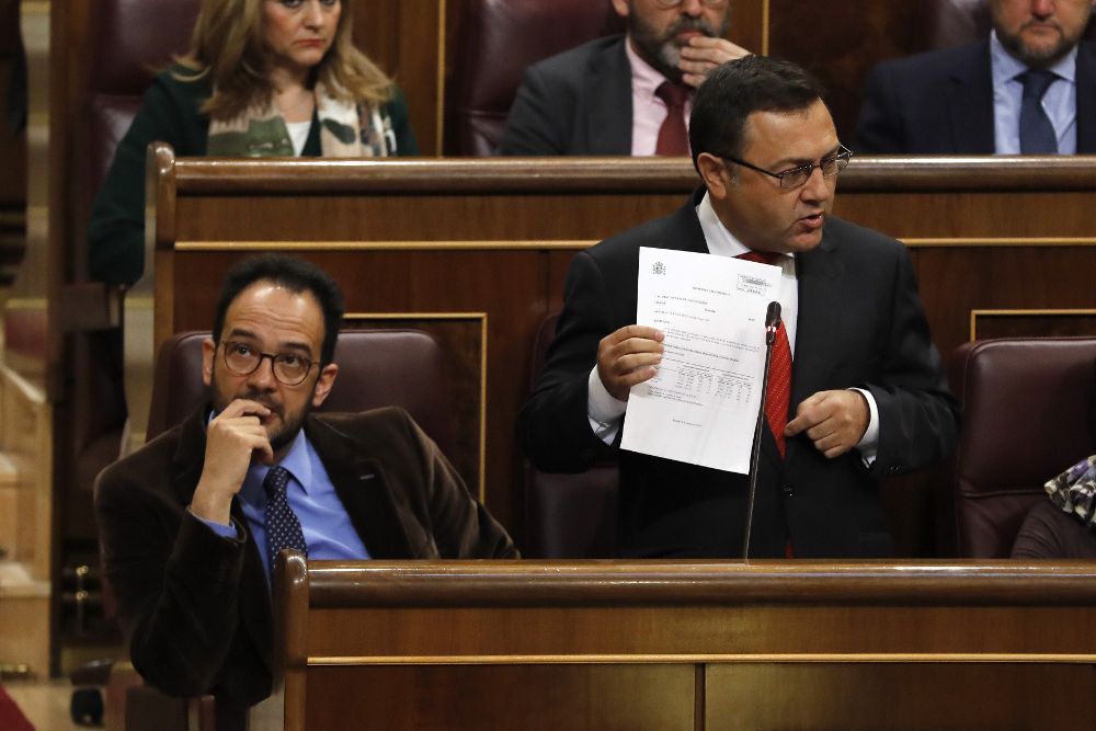 El diputado del PSOE Miguel Ángel Heredia, de pie, junto al portavoz del grupo, Antonio Hernando.