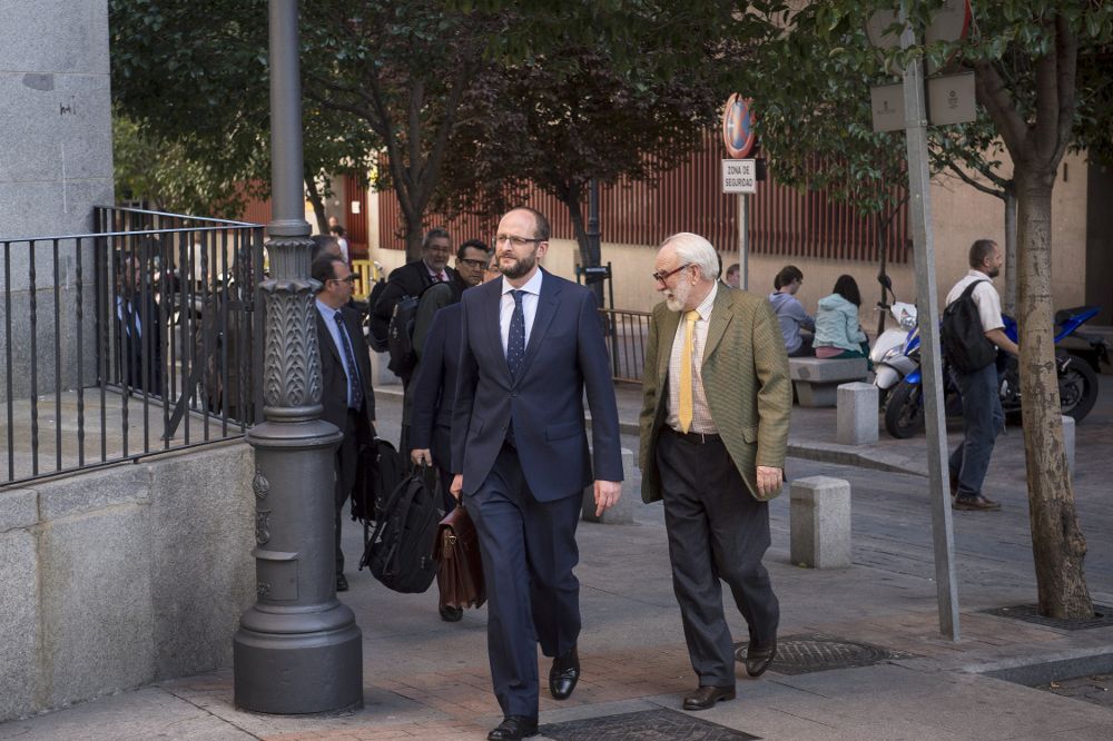 El director gerente de Anesco, Pedro García (c), a su llegada a la reunión que los sindicatos de estibadores y la patronal Anesco mantuvieron la semana pasada en Madrid.