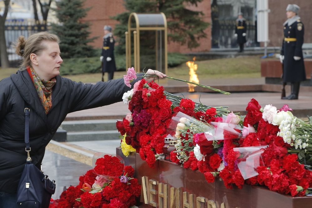 Una mujer coloca una flor en el memorial las víctimas del atentado del metro de San Petersburgo en Moscú un día después del ataque.