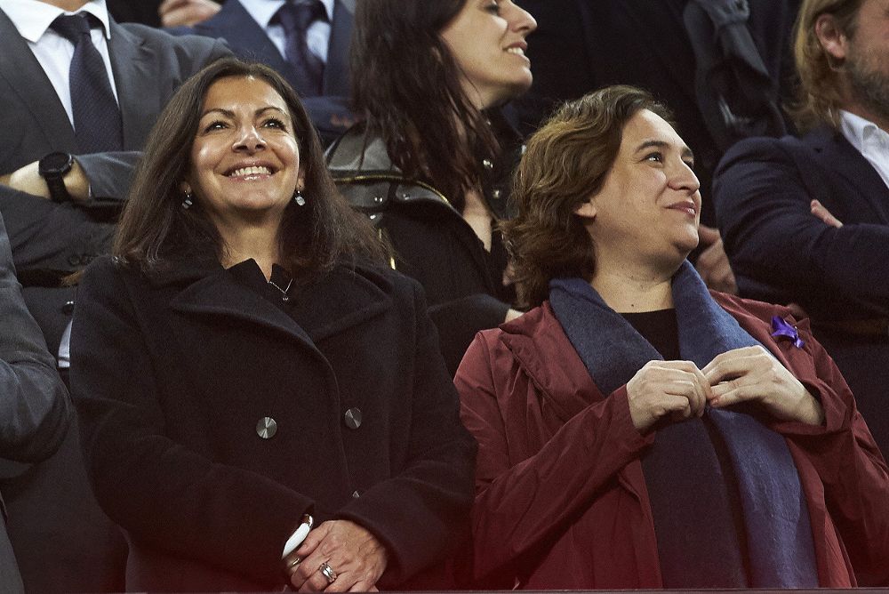 La alcaldesa de Barcelona, Ana Colau (d) y su homóloga parisina, Anne Hidalgo, en el Camp Nou.