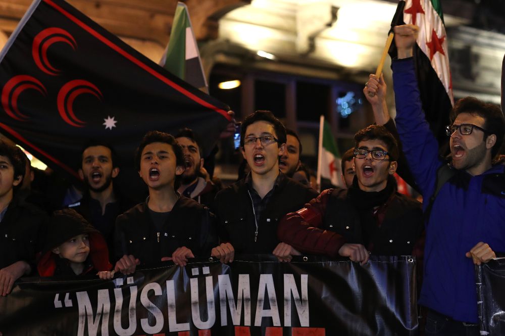 Manifestantes gritan consignas contra Rusia por su presunto papel en un ataque químico en la provincia de Idlib, en Siria, durante una manifestación cerca del consulado ruso en Estambul, (Turquía).