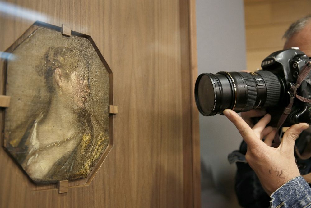 Un fotógrafo retrata un cuadro inédito atribuido a Diego Velázquez, que ha sido presentado hoy en el Museo de Bellas Artes de Valencia.