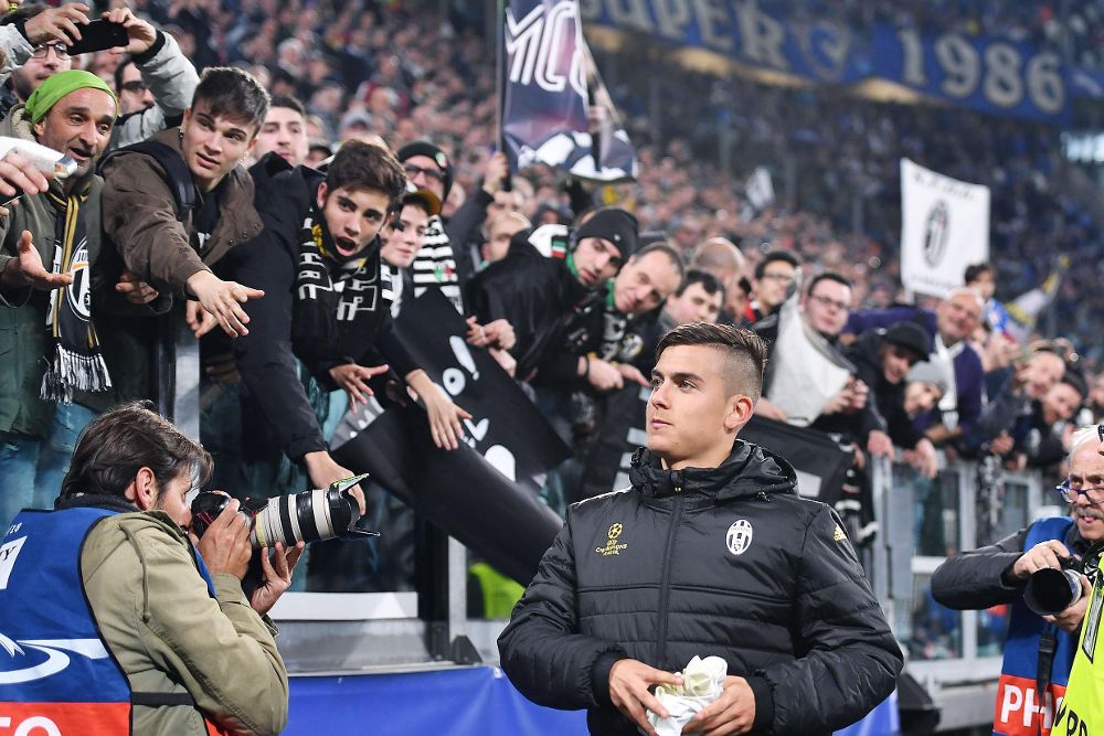 Los espectadores saludan a los jugadores del Juventus en su estadio de Turín tras el partido contra el O Porto del 14 de marzo.