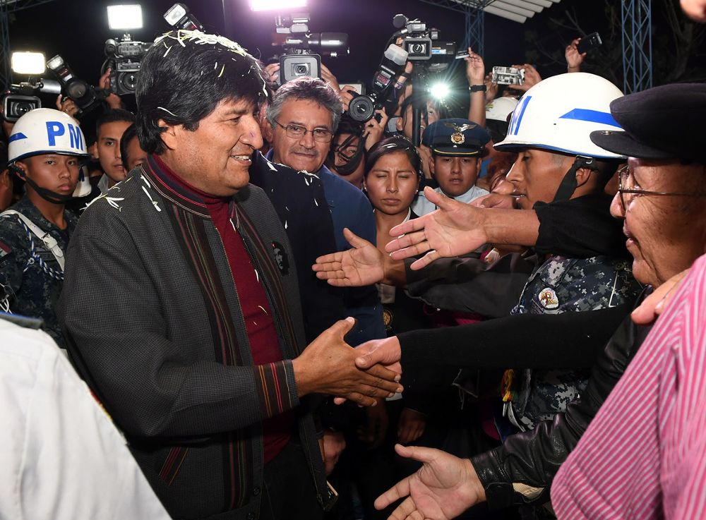 Fotografía cedida por la Agencia Boliviana de Información (ABI) del presidente de Bolivia, Evo Morales (i), saludando a ciudadanos a su llegada a la ciudad de Cochabamba (Bolivia). 