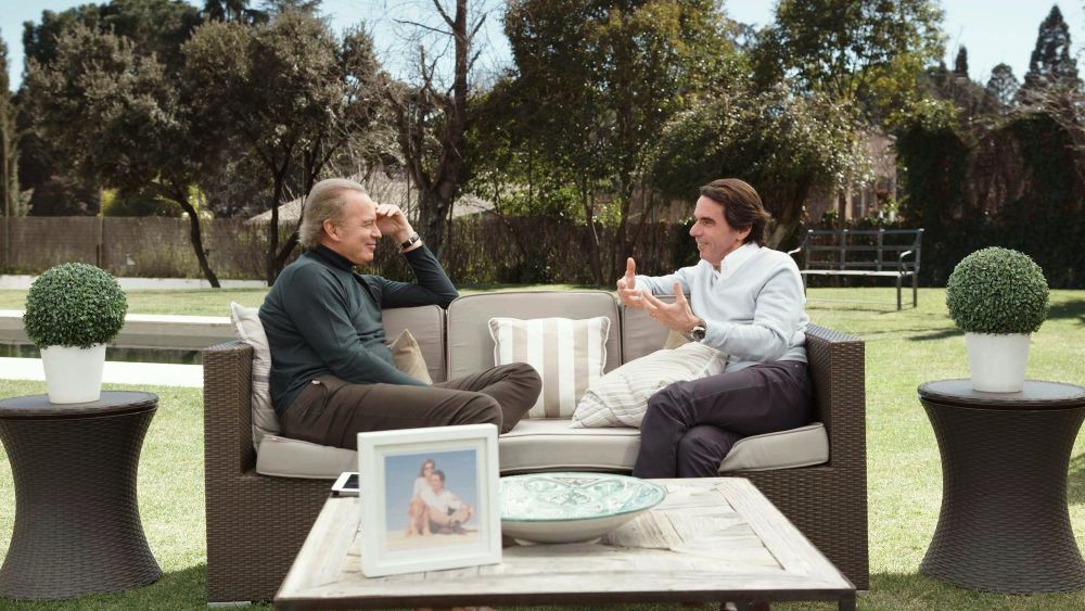 Fotografía facilitada por Telecinco que muestra al expresidente del Gobierno José María Aznar (d) que ha participado en el programa "Mi casa es la tuya", presentado por Bertín Osborne.