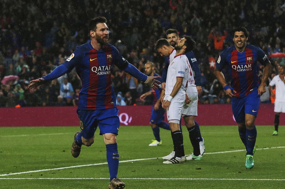 Messi (i) celebra el tercer gol de su equipo ante el Sevilla.