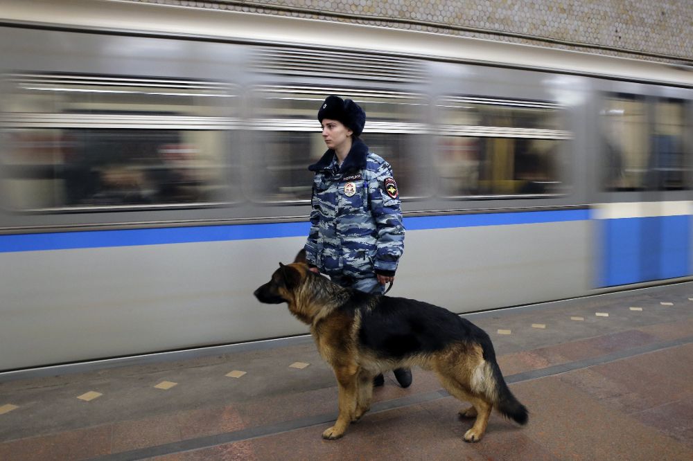 Una policía rusa patrulla por una estación de metro en Moscú.