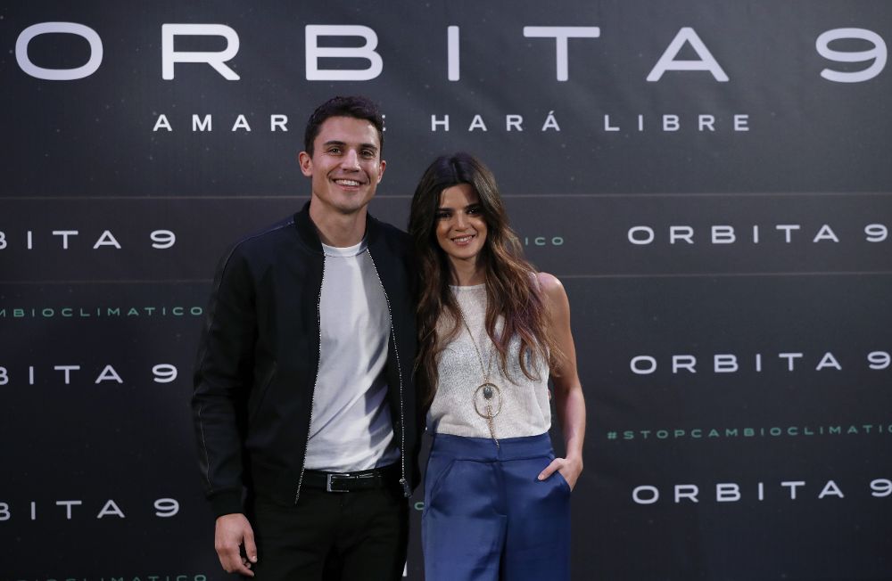 Los actores Álex González y Clara Lago, durante la presentación en Madrid de "Órbita 9".