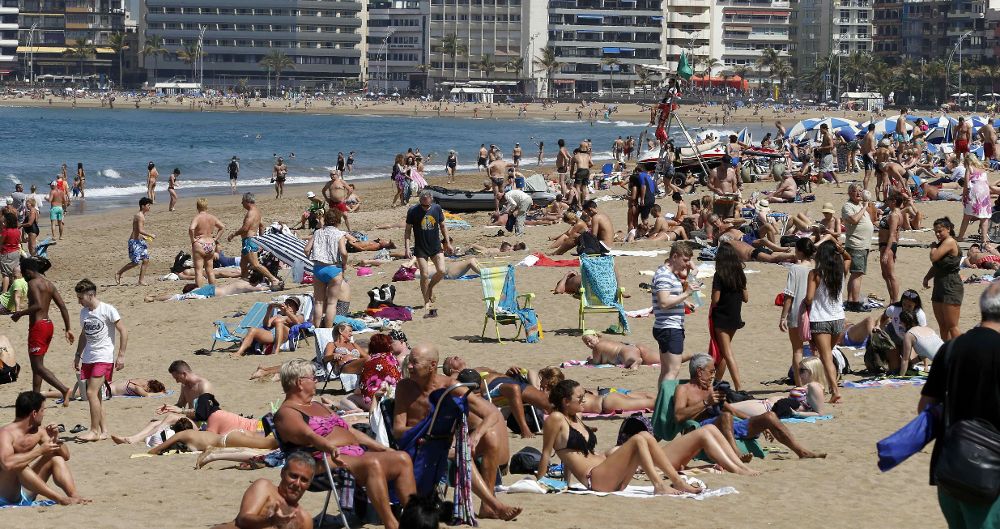 La oferta de sol y playa sigue siendo, aunque no la única, sí la más importante de España hacia el turista. En la foto, la playa de Las Canteras, en Las Palmas.