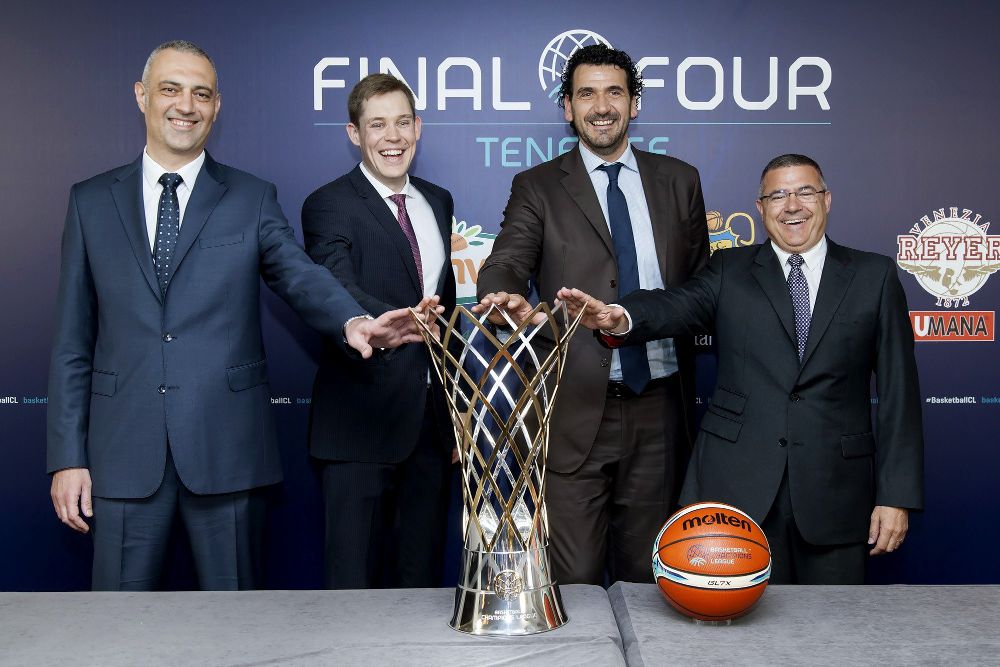 Los cuatro representantes de los equipos que competirán por la copa de la FIBA Champions, Olarak Görev (i) del Banvit Basketbol Kulübü turco; Oleksiy Yefimov (2i) del AS Monaco; Mauro Sartori (2d) del Umana Reyer Venezia Mestre y Félix Hernández (d) del Iberostar Tenerife, tras el sorteo.