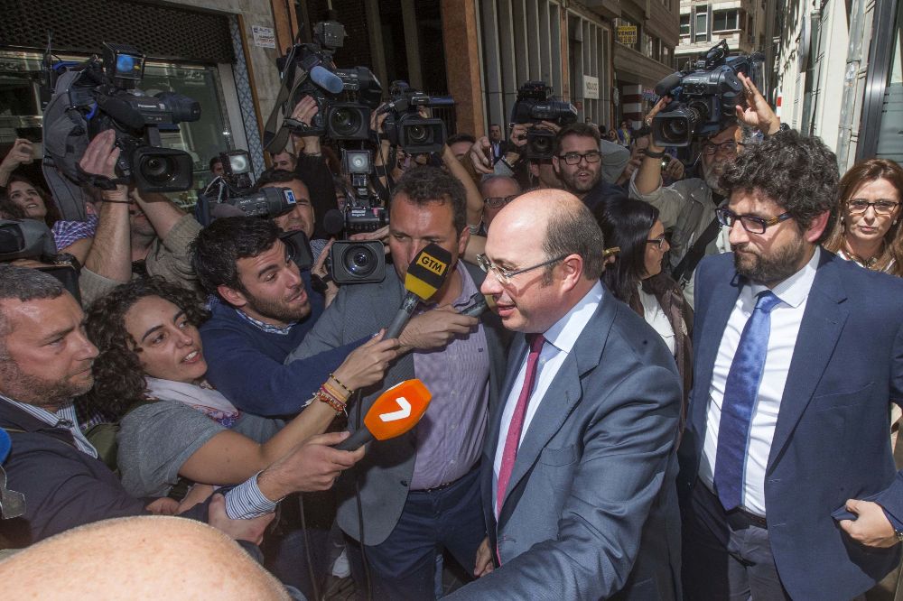 Pedro Antonio Sánchez (c), a su salida de la sede del PP en Murcia.