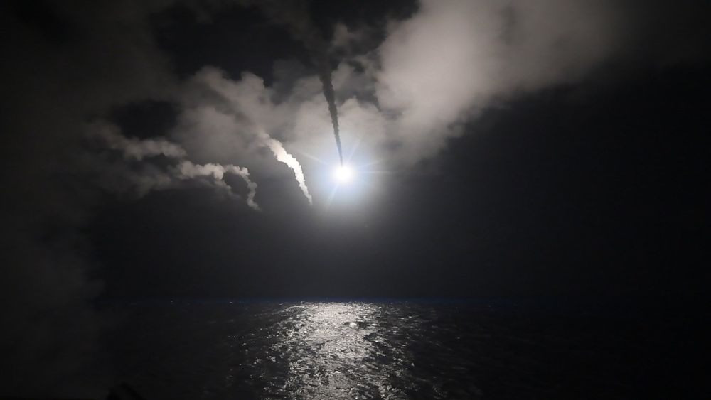Fotografía cedida por la Oficina de Información de la Marina de los Estados Unidos que muestra la nave destructora de misiles USS Porter al momento de lanzar un ataque con misiles Tomahawk en el Mar Meditarráneo, este viernes 7 de abril de 2017. 