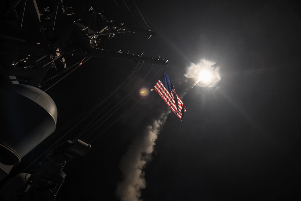 Fotografía cedida por la Oficina de Información de la Marina de los Estados Unidos que muestra la nave destructora de misiles USS Porter.
