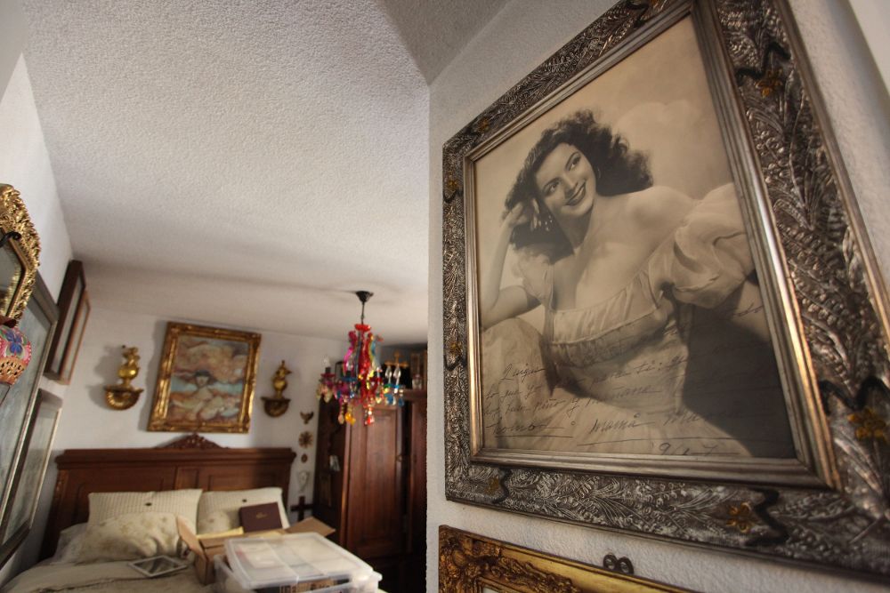 Retrato de María Félix en una habitación en la que se pueden observar mas objetos que pertenecieron a la actriz y cantante en Ciudad de México (México). 
