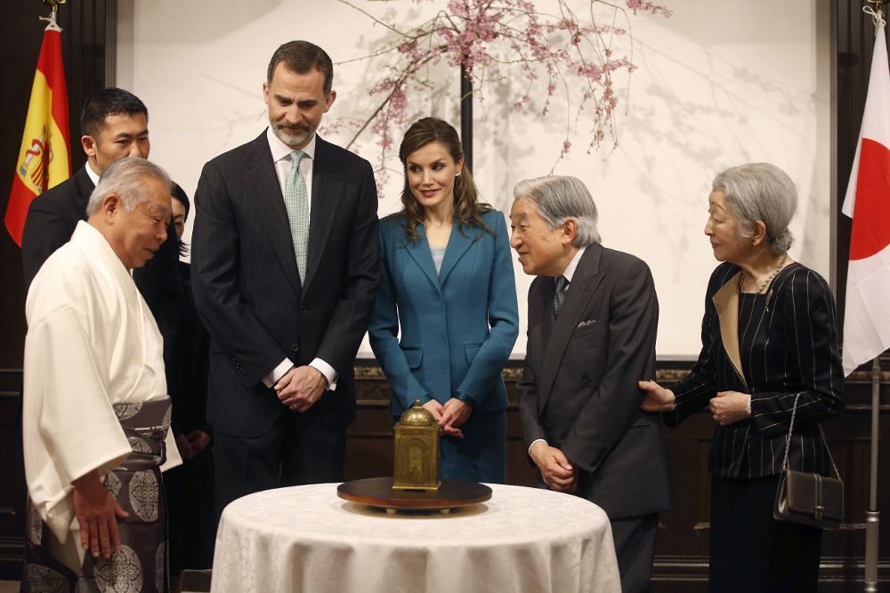 Los Reyes Felipe VI y Letizia, acompañados de los emperadores Akihito y Michiko, observan el reloj con que Felipe III obsequió a las autoridades japonesas en 1611.