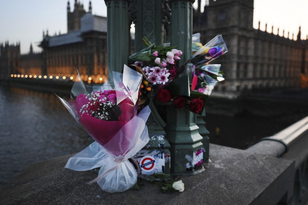 Vista de de las flores y los mensajes en el puente de Westminster junto al Parlamento donde se produjo el ataque terrorista en Londres (Reino Unido), el 24 de marzo de 2017.