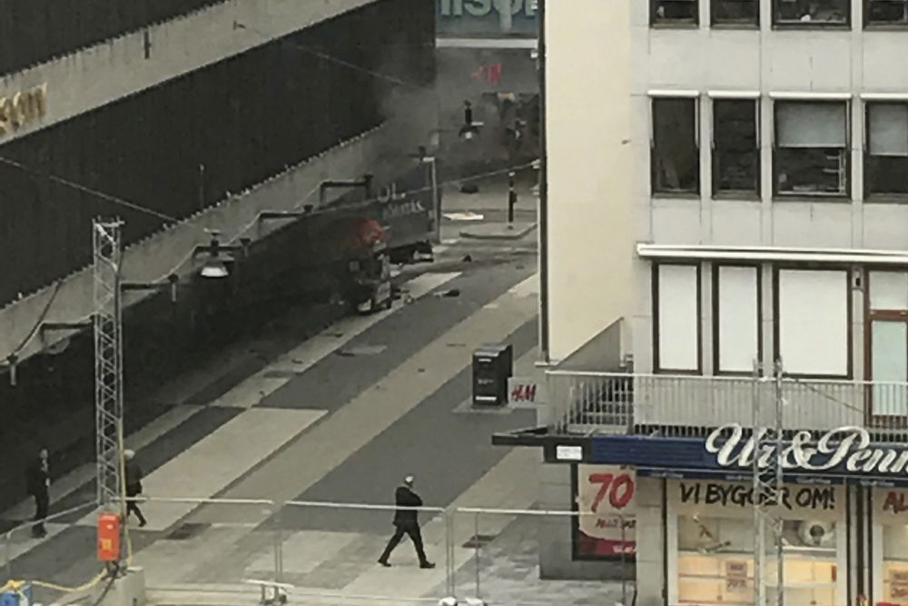 Vista de un camión que ha atropellado a varias personas y que se ha estrellado contra una tienda de la calle comercial de Drottninggatan en el centro de Estocolmo, Suecia hoy 7 de abril de 2017. Hasta el momento se desconocen el número de víctimas y heridos.