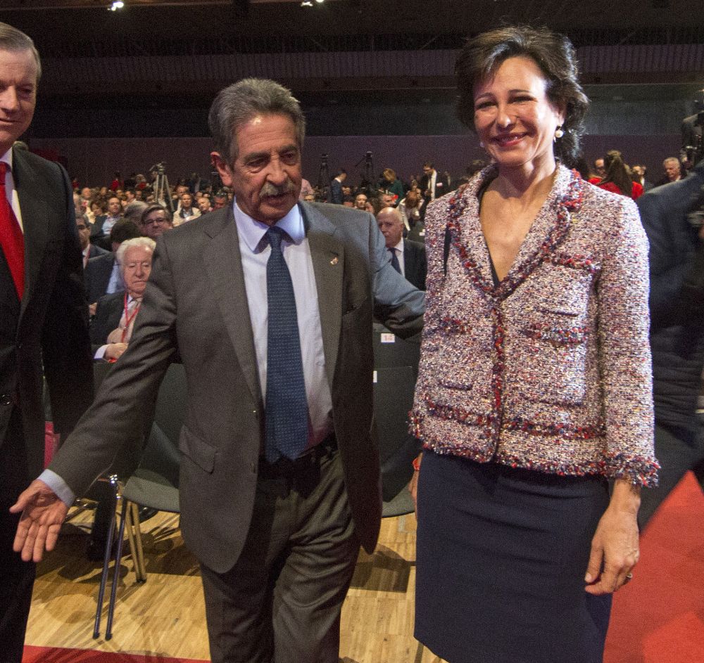 La presidenta del Banco Santander, Ana Botín, acompañada del presidente de Cantabria, Miguel Ángel Revilla, a su llegada a la junta general de accionistas.