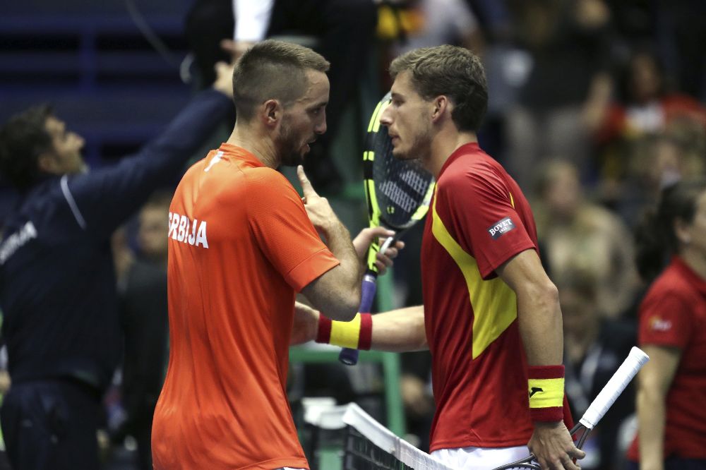 El serbio Viktor Troicki (i) saluda tras su victoria al español Pablo Carreño durante el partido de cuartos de final de la Copa Davis entre Serbia y España disputado en Belgrado.